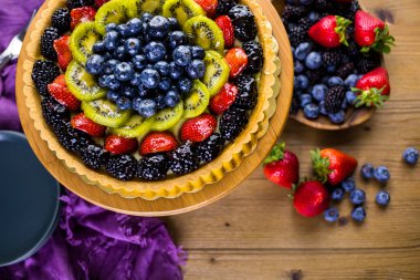 Taze meyve tart kek üzerine standı