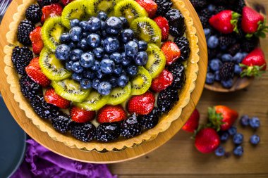 Taze meyve tart kek üzerine standı