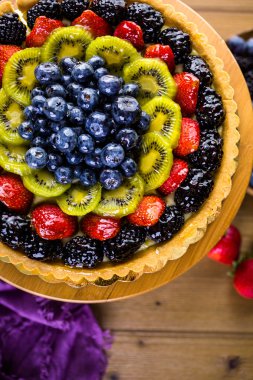 Taze meyve tart kek üzerine standı