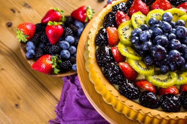 Taze meyve tart kek üzerine standı