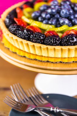 Taze meyve tart kek üzerine standı