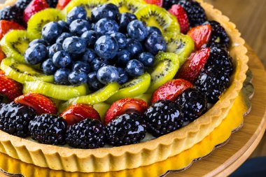 Taze meyve tart kek üzerine standı