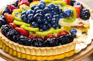 Taze meyve tart kek üzerine standı