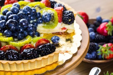 Taze meyve tart kek üzerine standı