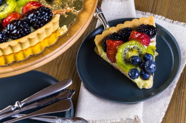 Taze meyve tart kek üzerine standı