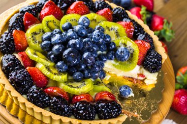 Taze meyve tart kek üzerine standı