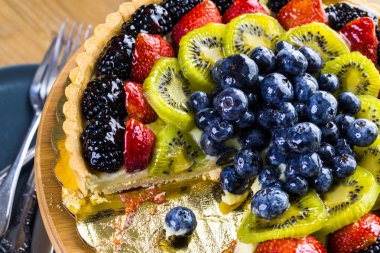 Taze meyve tart kek üzerine standı