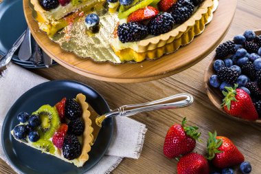 Taze meyve tart kek üzerine standı