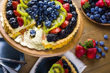 Taze meyve tart kek üzerine standı