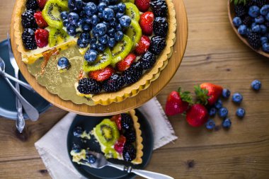 Taze meyve tart kek üzerine standı