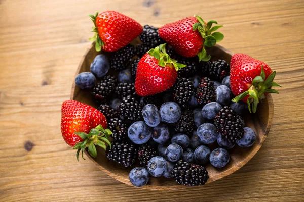 Ekologisk färsk blandad frukt — Stockfoto