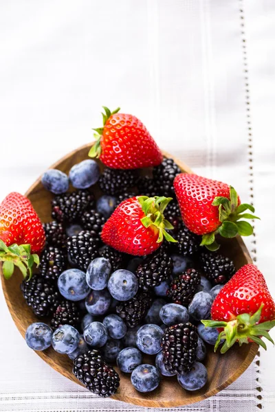 Bio frisches gemischtes Obst — Stockfoto