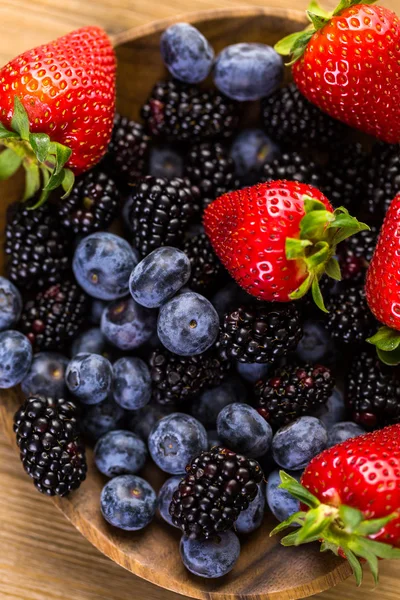 Ekologisk färsk blandad frukt — Stockfoto