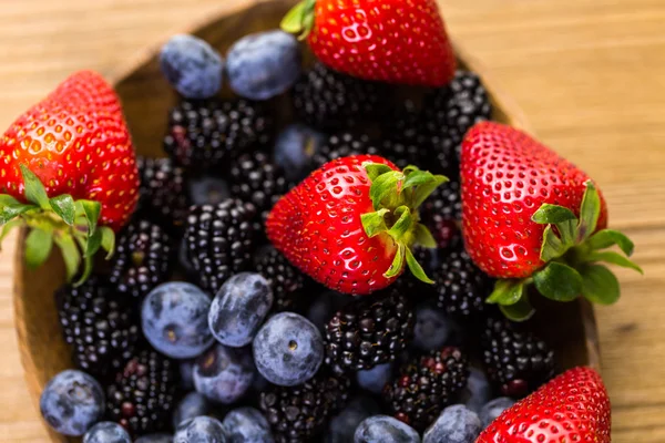 Ekologisk färsk blandad frukt — Stockfoto