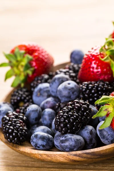 Frutas biológicas frescas misturadas — Fotografia de Stock