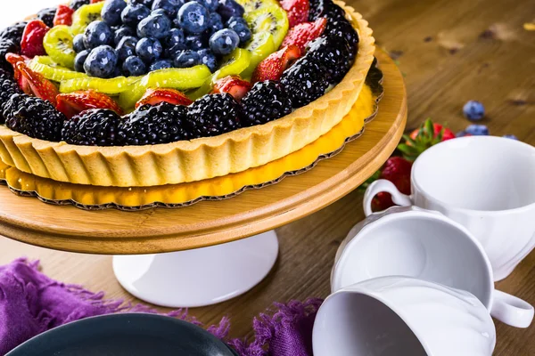 Torta de frutas frescas no suporte de bolo — Fotografia de Stock