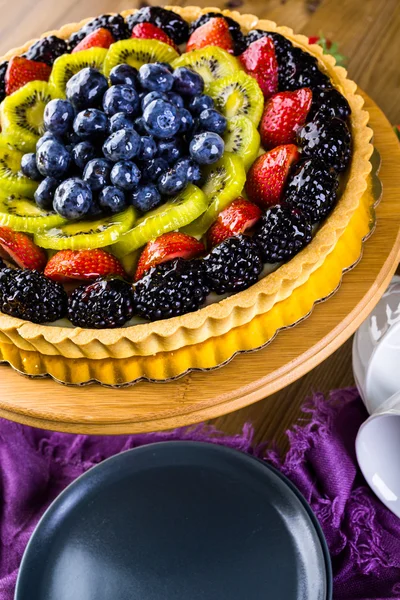 Tarte aux fruits frais sur le stand de gâteau — Photo