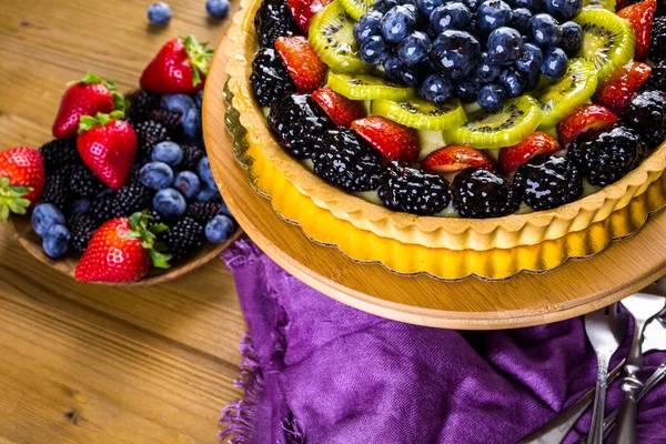 Fresh fruit tart on cake stand — Stock Photo, Image