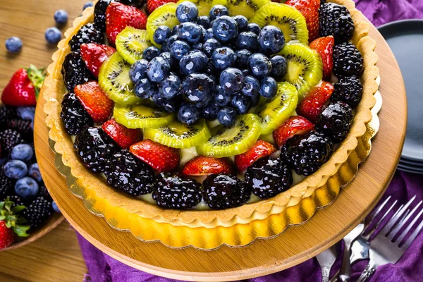 Fresh fruit tart on cake stand — Stock Photo, Image