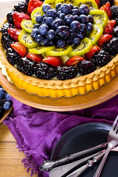 Fresh fruit tart on cake stand — Stock Photo, Image