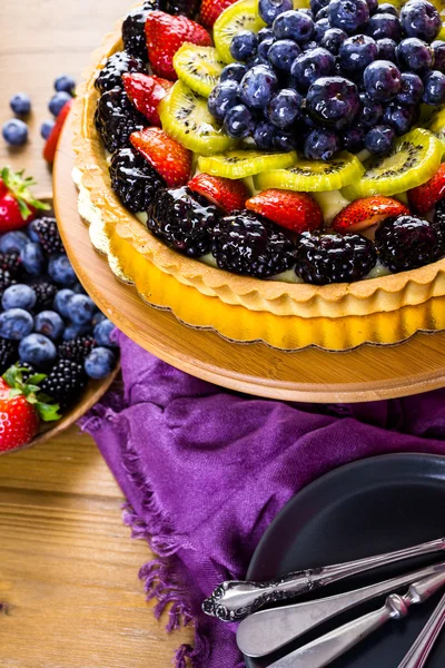 Fresh fruit tart on cake stand — Stock Photo, Image