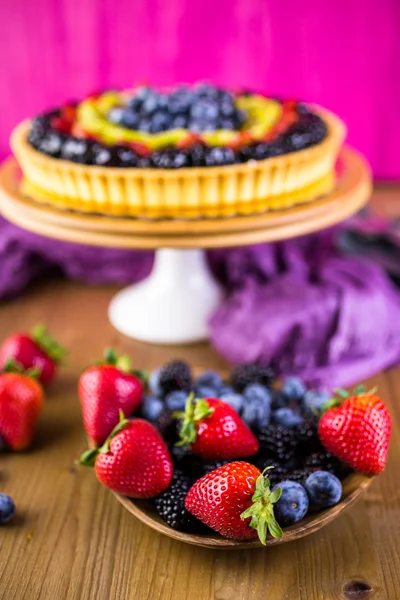 Fresh fruit tart on cake stand — Stock Photo, Image