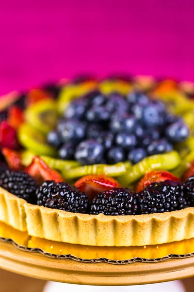 Crostata di frutta fresca sul supporto torta — Foto Stock