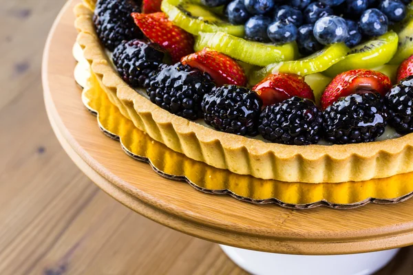 Torta de frutas frescas no suporte de bolo — Fotografia de Stock
