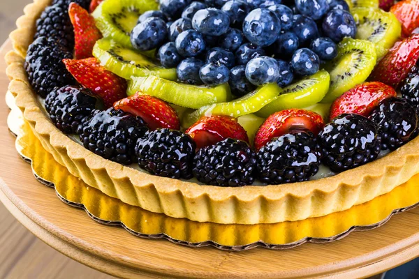 Fresh fruit tart on cake stand — Stock Photo, Image