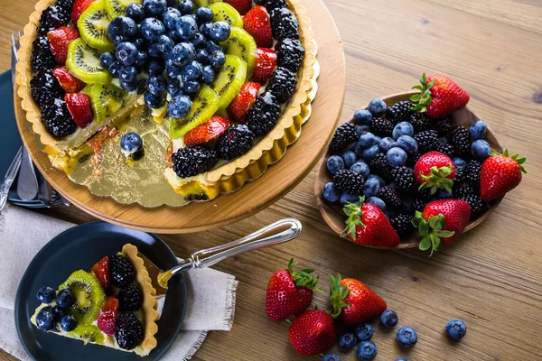 Fresh fruit tart on cake stand — Stock Photo, Image