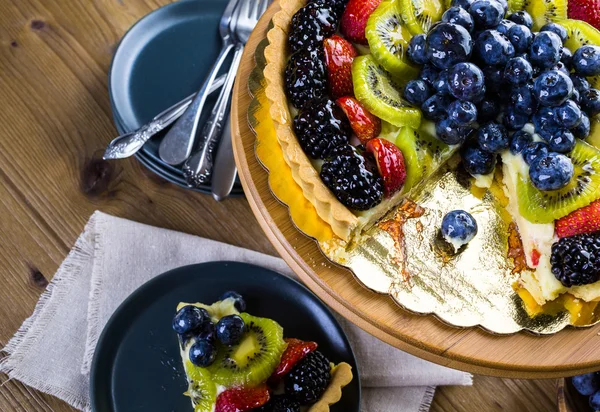 Fresh fruit tart on cake stand — Stock Photo, Image