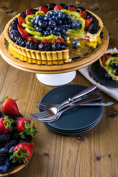 Fresh fruit tart on cake stand — Stock Photo, Image