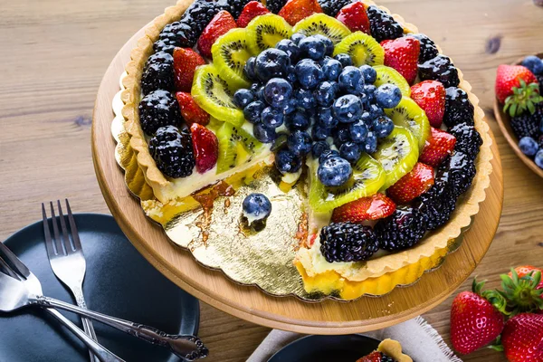 Fresh fruit tart on cake stand — Stock Photo, Image