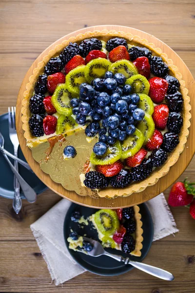 Свежий фруктовый пирог на торте — стоковое фото