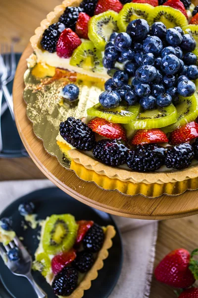Torta de frutas frescas no suporte de bolo — Fotografia de Stock