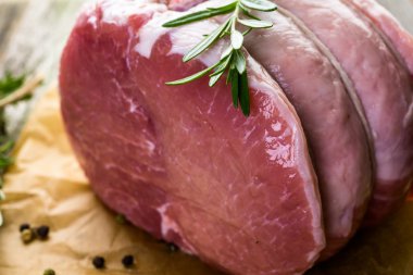 Organik domuz eti aslan kızartma