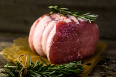 Organik domuz eti aslan kızartma