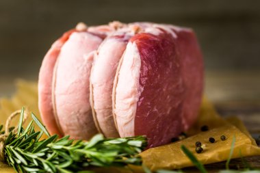 Organik domuz eti aslan kızartma