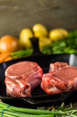 Organik domuz eti aslan kalın kesim pirzola