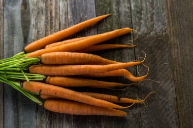 Tahta masadaki havuçlar