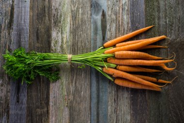 Tahta masadaki havuçlar