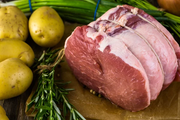 Lomo de cerdo ecológico asado con romero — Foto de Stock