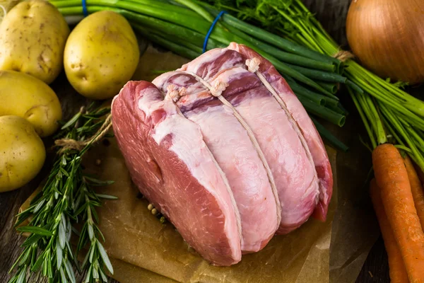 Lomo de cerdo ecológico asado con romero — Foto de Stock