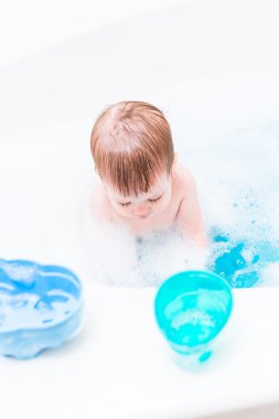 niña tomando un baño