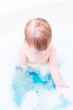 niña tomando un baño