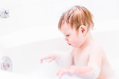 niña tomando un baño