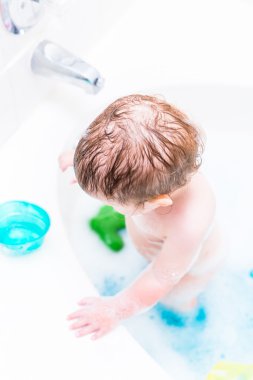niña tomando un baño