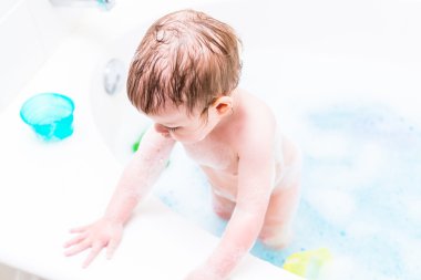 niña tomando un baño