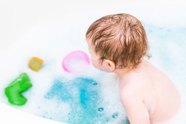 niña tomando un baño