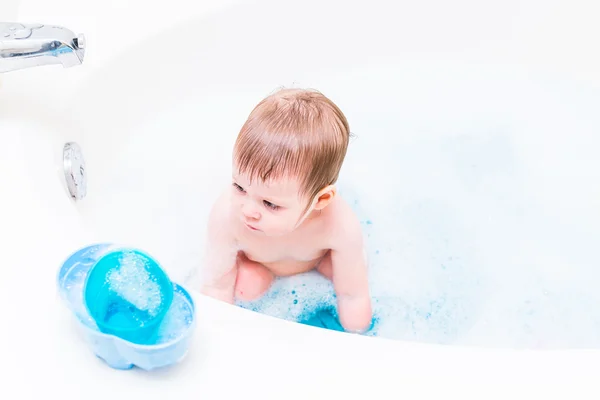 Baby flicka med ett bad — Stockfoto